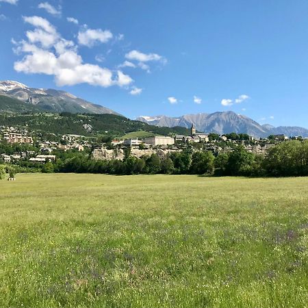 Le Pied De Ville Pouzenc Амбрюн Екстериор снимка