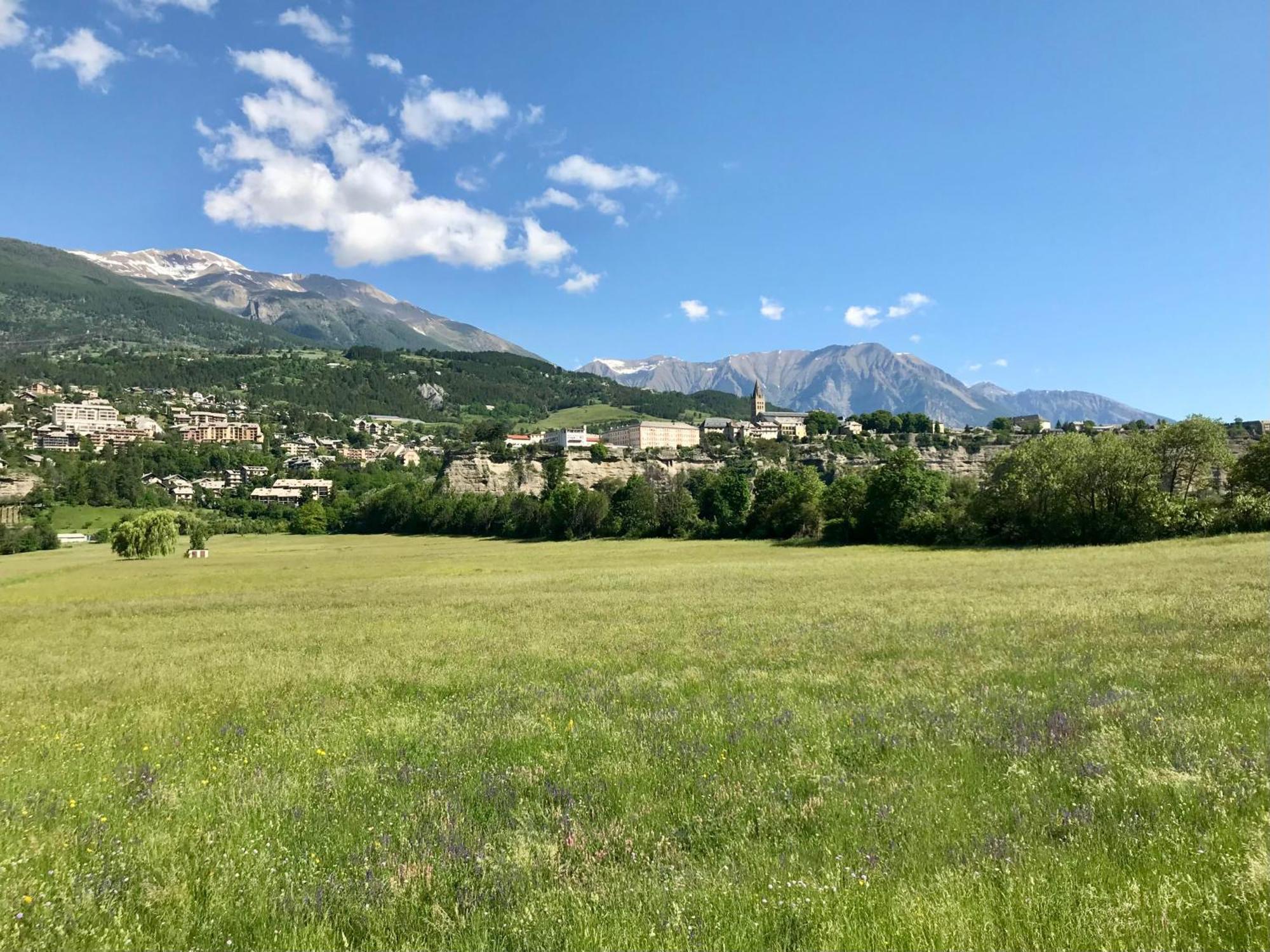 Le Pied De Ville Pouzenc Амбрюн Екстериор снимка